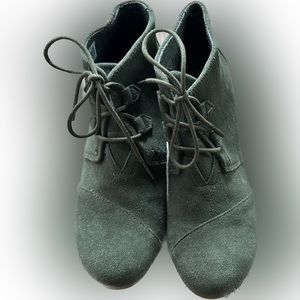 Barely worn Tom’s bootie